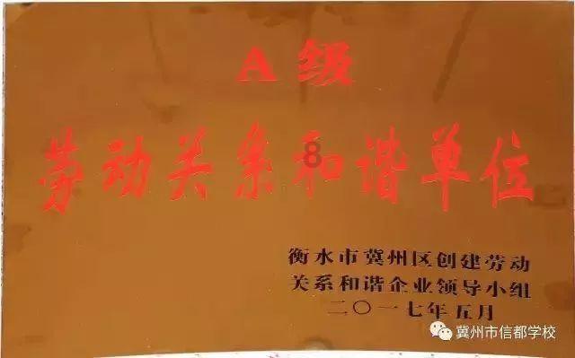 大爷骑三轮给婚车让行侧翻，婚车多人立即下车搀扶